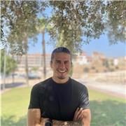 Entrenador certificado de acondicionamiento físico y hiit para jóvenes y adultos.